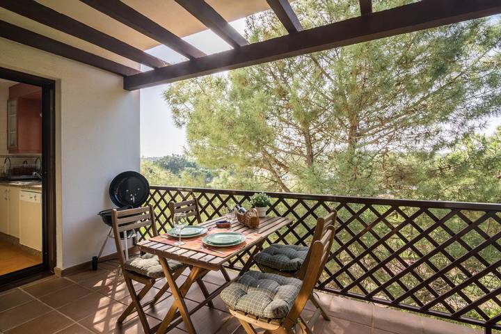 Apartamento inteiro, Apartamento de férias 'Falésia Pine Spot' com Wi-Fi, varanda e piscina partilhada in Praia da Falésia, Albufeira e Olhos de Água