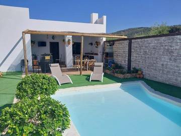 Gîte pour 7 personnes, avec jardin et vue ainsi que piscine et terrasse, animaux acceptés à Montellano