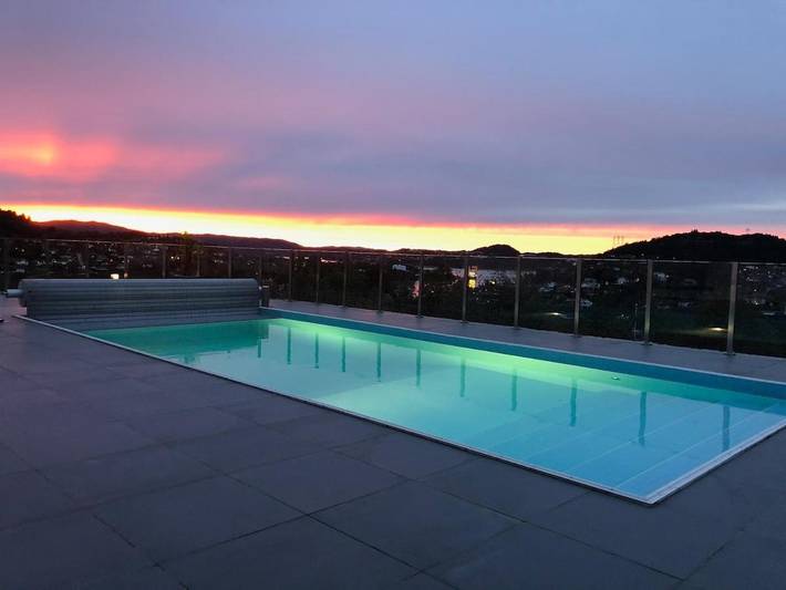 Villa voor 14 personen, with uitzicht and terras as well as zwembad in Bergen