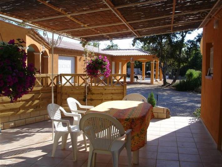 Gîte pour 4 personnes, avec jardin ainsi que piscine et terrasse
