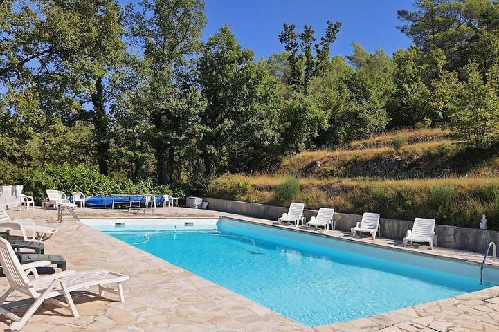 Gîte pour 2 personnes, avec terrasse ainsi que jardin et piscine à Montferrat