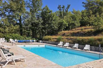 Gîte pour 2 personnes, avec piscine ainsi que terrasse et jardin à Montferrat