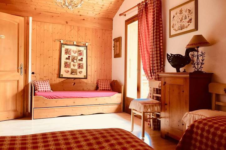 Gîte pour 10 personnes, avec jardin, animaux acceptés dans Saint-Nicolas-de-Véroce - 3