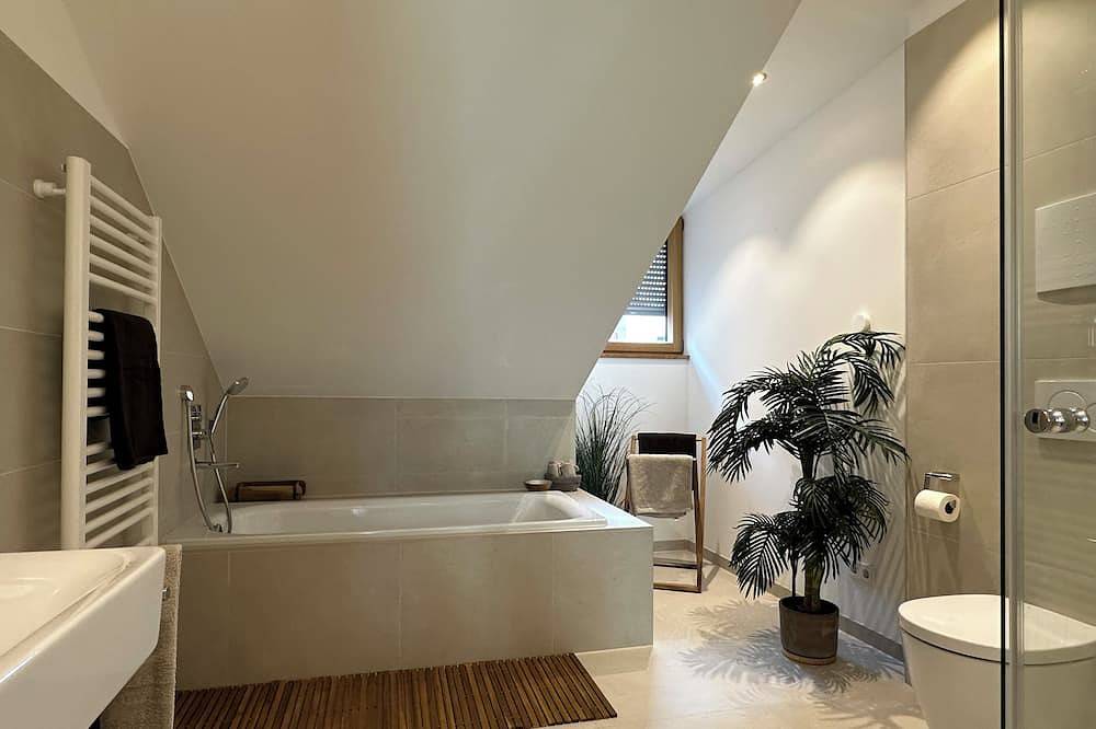 Ganze Wohnung, Exklusives Apartment am Rathausplatz: Terrasse mit Perlachturm-Blick & Parkplatz in Augsburg-Innenstadt, Augsburg