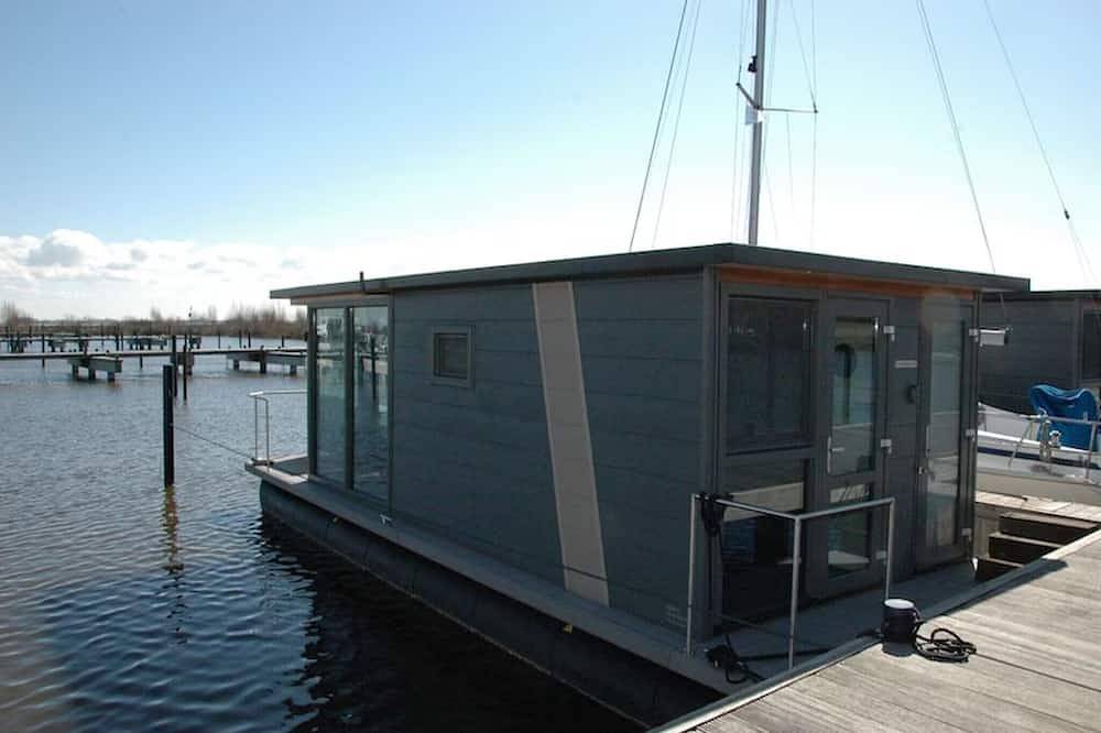 Hausboot im Hafen von Volendam in Volendam, Markermeer