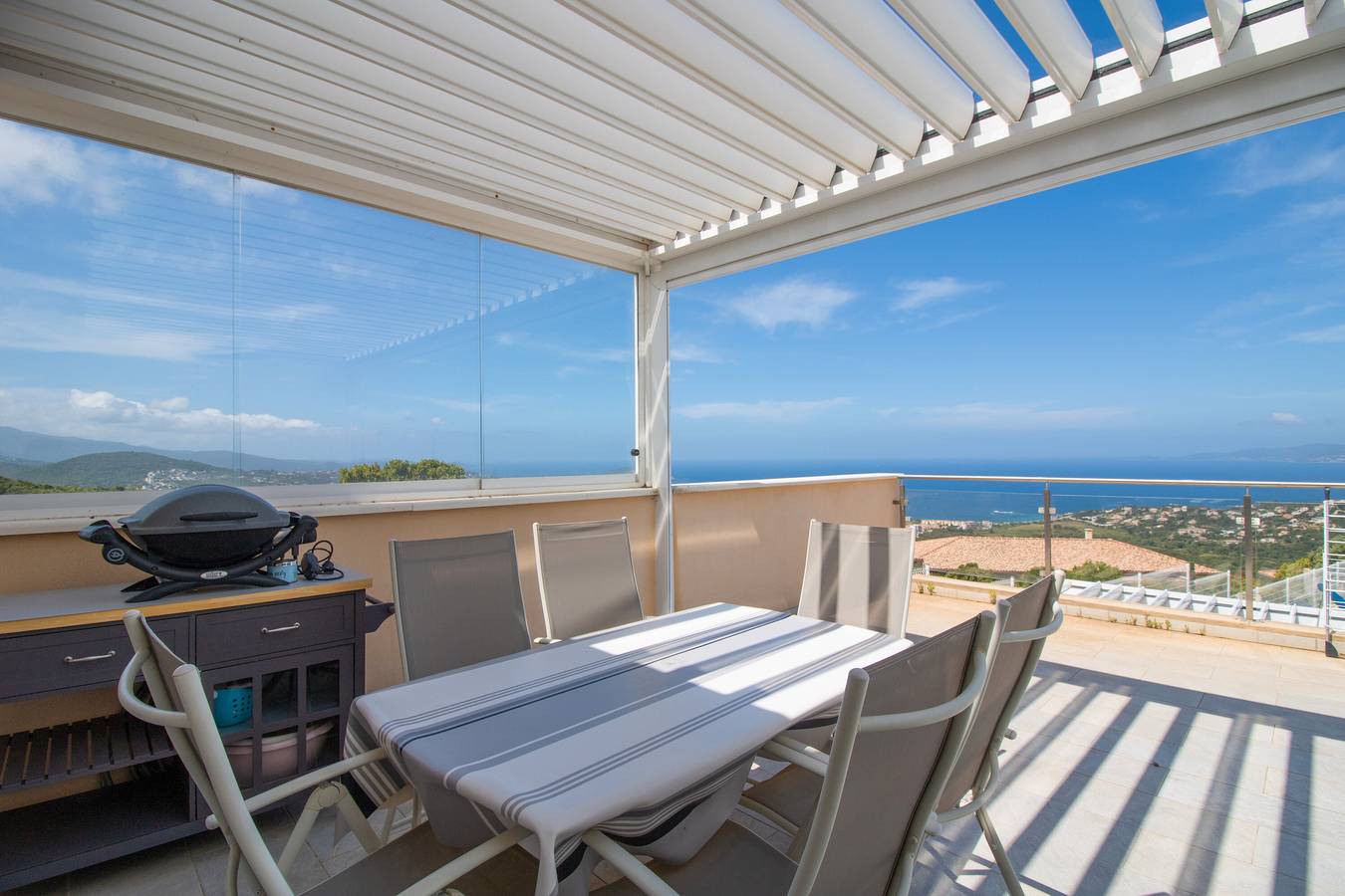 Entire apartment, Apartment 'Sublime Neuf' with Sea View, Shared Pool and Wi-Fi in Albitreccia, Ajaccio region
