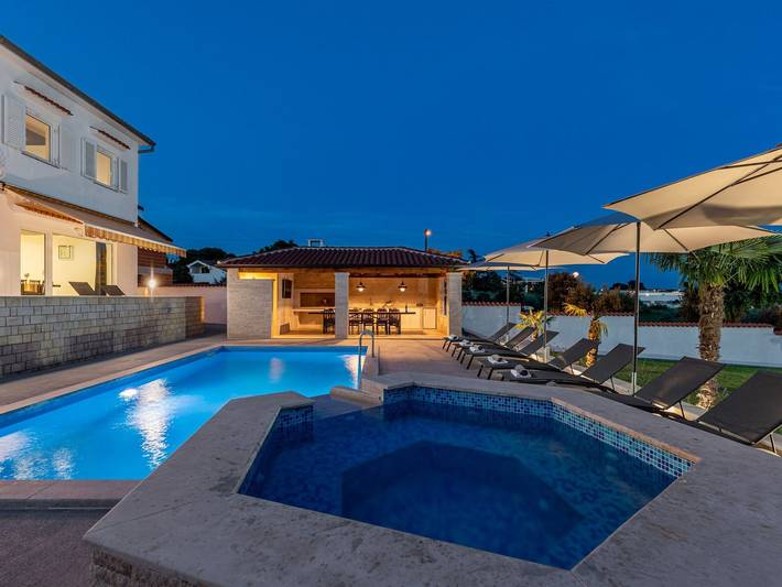 Ferienhaus für 12 Personen, mit Balkon und Terrasse sowie Garten und Pool