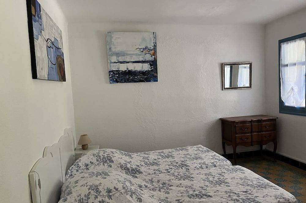 Entire apartment, Bandol- Beautiful apartment-80 m from the Sea -4 pers- 10 min walk from the city center in Bandol, Toulon region
