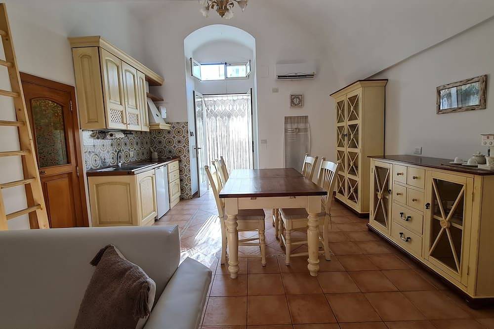 Apartamento entero, Mattinata, ancient renovated first floor in the historic center in Mattinata, Gargano