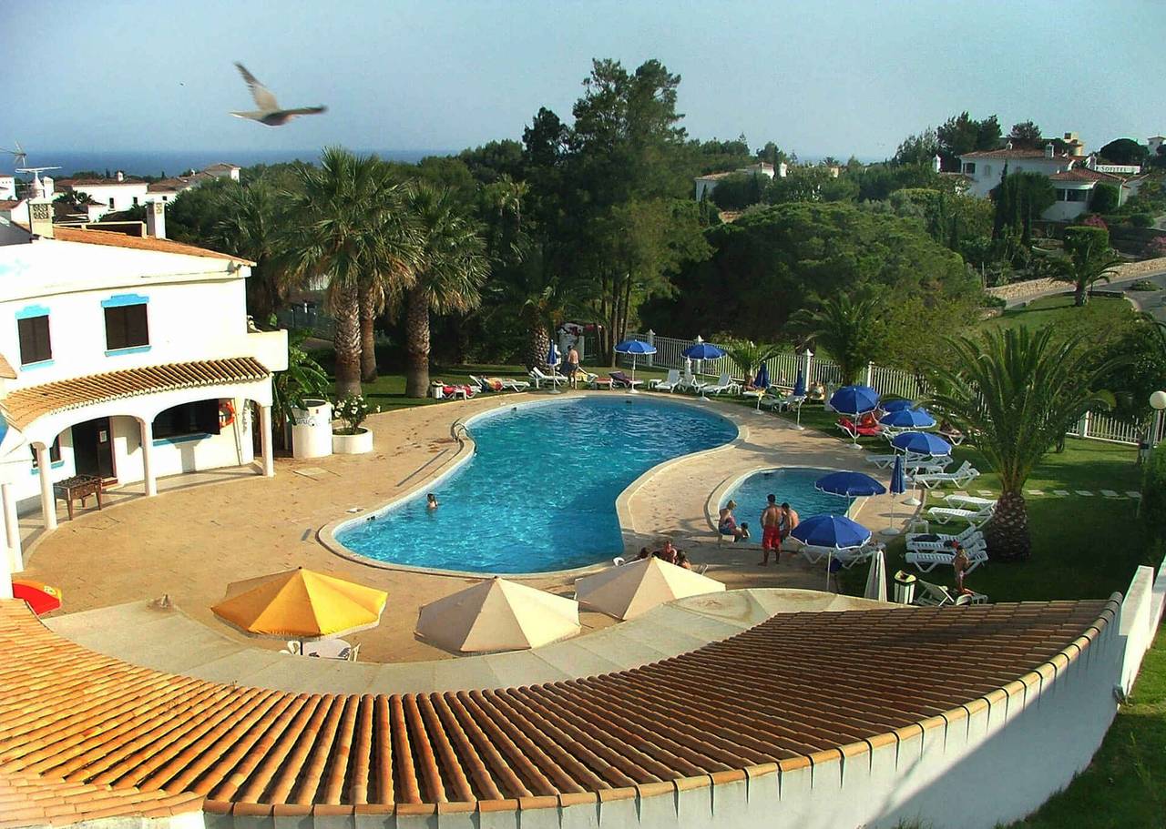 Entire holiday apartment, Holiday apartment with air conditioning, balcony, and pool in Alporchinhos, Porches