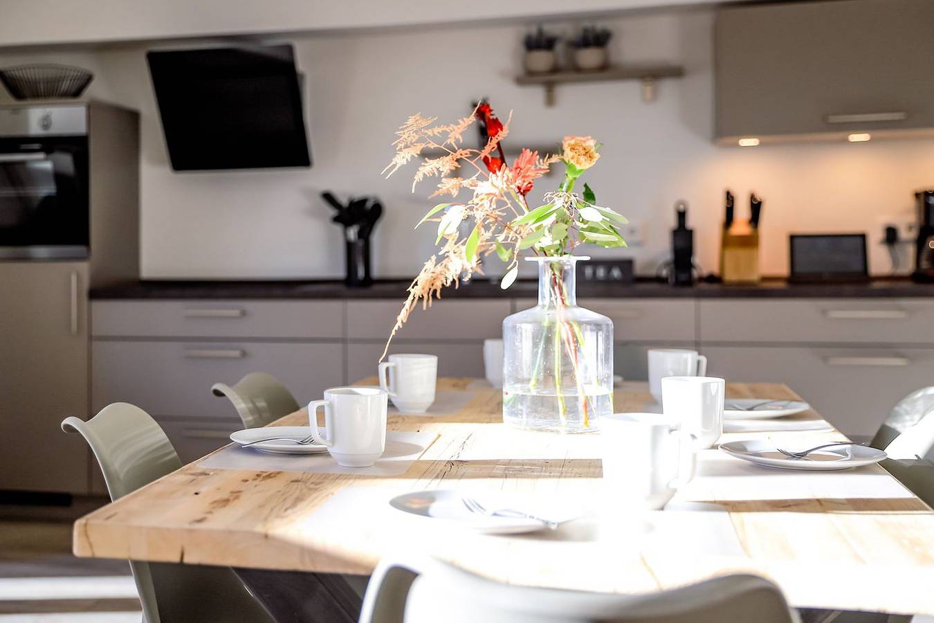 Appartement entier, Willkommen in der stilvollen Ferienwohnung Smart Resorts Haus Saphir in Winterberg! Diese großzügige Unterkunft bietet Platz für bis zu 7 Gäste und verfügt über 2 Schlafzimmer und 2 moderne Badezimmer. Die offene Küche mit Essbereich und der gemütliche Wohnraum sind ideal für entspannte Abende. Genießen Sie die frische Bergluft auf Ihrer Terrasse oder erkunden Sie die traumhafte Umgebung mit vielfältigen Freizeitmöglichkeiten wie Wandern, Skifahren oder Radfahren. Haustiere sind willkommen und Wlan ist selbstverständlich vorhanden. Ihr perfekter Urlaub wartet! in Neuastenberg, Winterberg