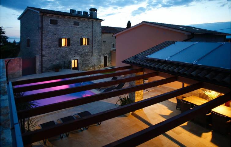 Ferienhaus für 8 Personen, mit Whirlpool und Garten sowie Sauna in Burići