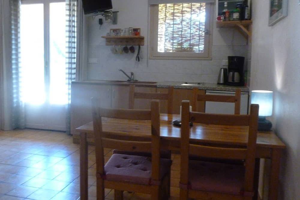 Appartement entier, Studio avec belle vue, au calme, centre Var, Le Luc en Provence in Le Luc, Région de Draguignan