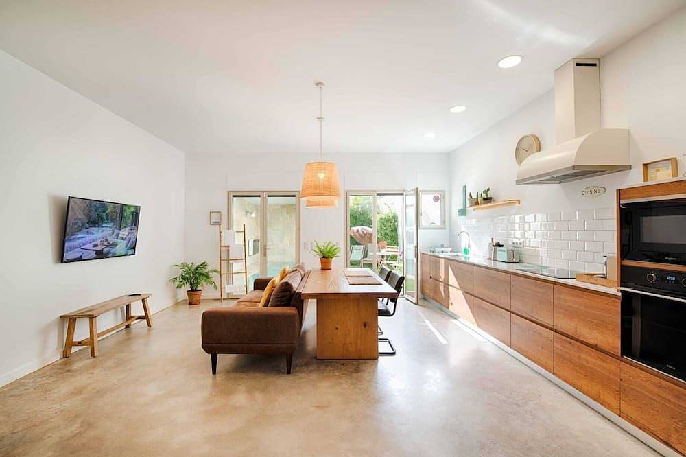 Apartamento entero, Apartamento con piscina climatizada y jardín. in Figueras, Alt Empordà