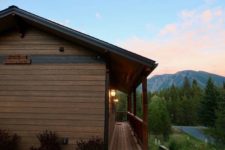 Chalet for 6 people, with yard and balcony in Glacier National Park
