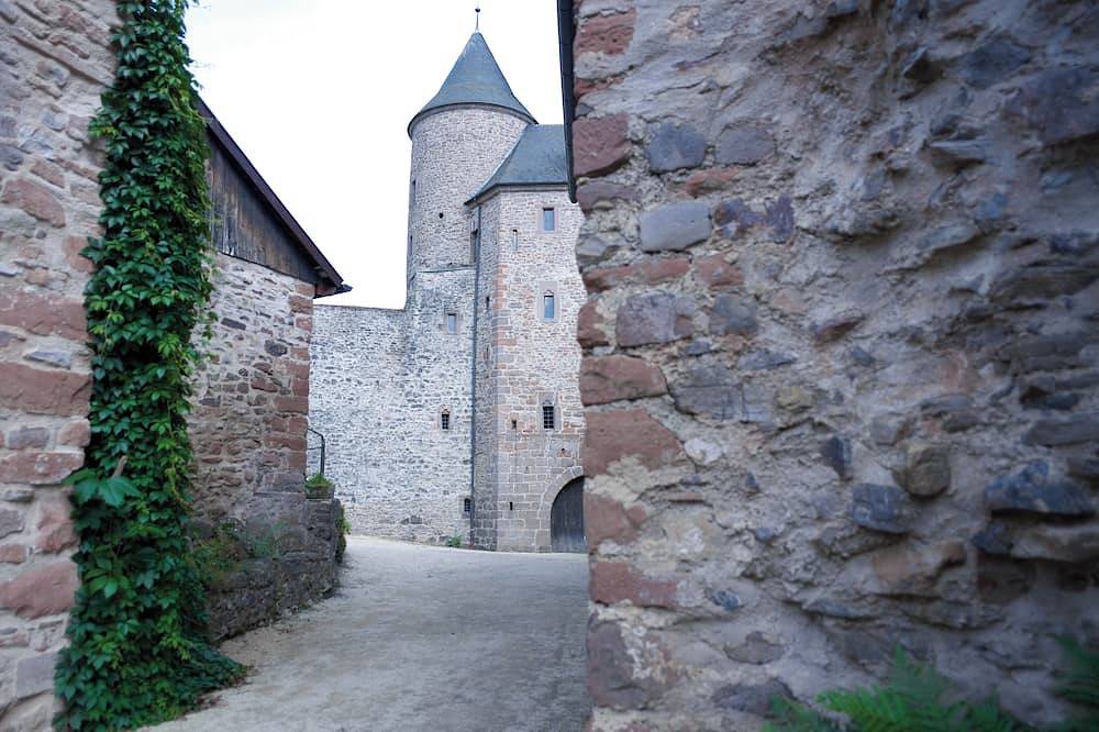 Charmantes Burghaus auf der Bertradaburg in Mürlenbach, Vulkaneifel
