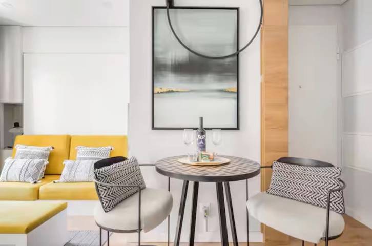Entire studio, Contemporary Gem Studio in Lisbon’s Heart with Wi-Fi and Air Conditioning in Lisbon, Costa de Lisboa