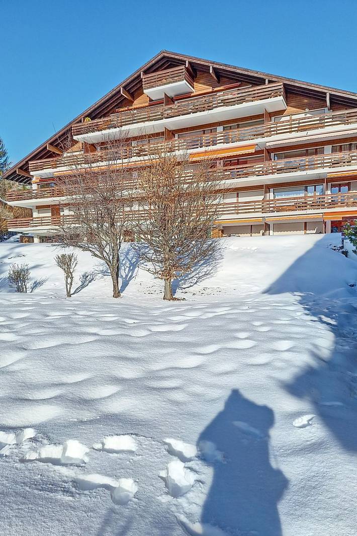 Vacation rental for 10 people, with balcony in Montana (Switzerland)