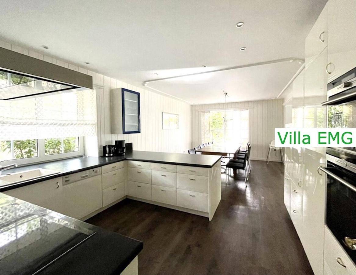 Ferienhaus Villa Emg Celle nah Hannover mit Pool, Kamin, Garten, Teich, Wald, Partyraum für Familien Gruppen bis 22 Personen in Celle, Aller-Leine-Tal