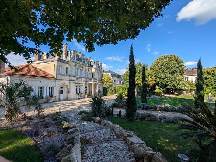 Chambre d’hôte pour 4 personnes, avec Terrasse et Jacuzzi ainsi que Jardin et Piscine en Charente