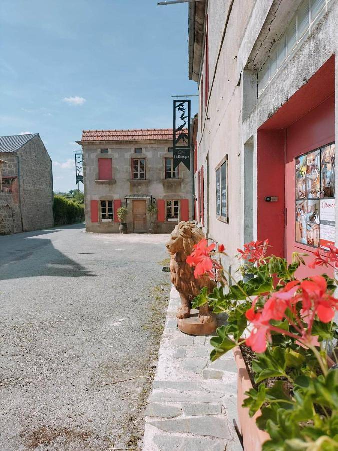 Location de vacances pour 4 personnes, avec jardin à Peyrat-la-Nonière - 2