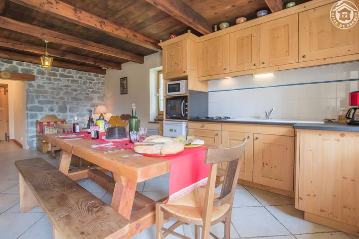 Hel lejlighed, Chalet 'Le Lagopede' with Mountain View and Wi-Fi in Montricher-Albanne, Saint-Jean-de-Maurienne region