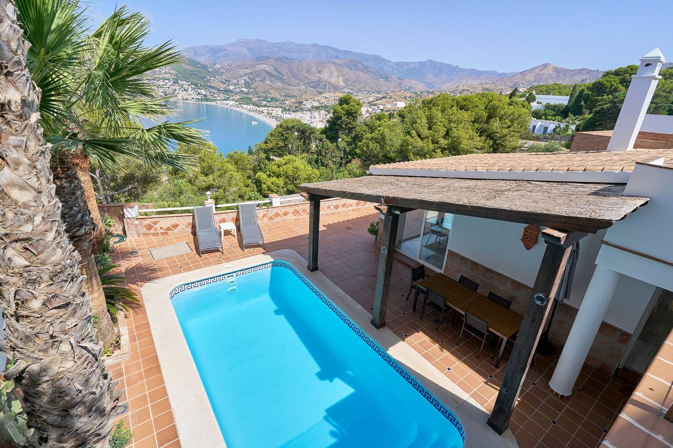 Villa 'Bahía Azul' con vistas al mar, Wi-Fi y aire acondicionado in La Herradura, Almuñecar