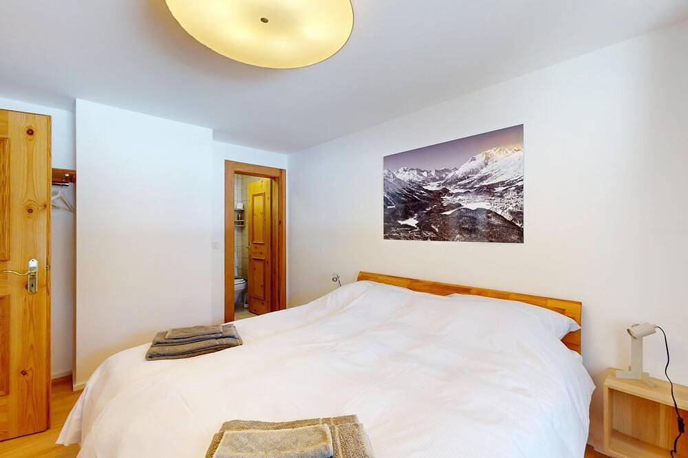 Geheel appartement, Ground-Floor Holiday Apartment in Bever with Terrace, Lift & Parking in Bever, Saint Moritz