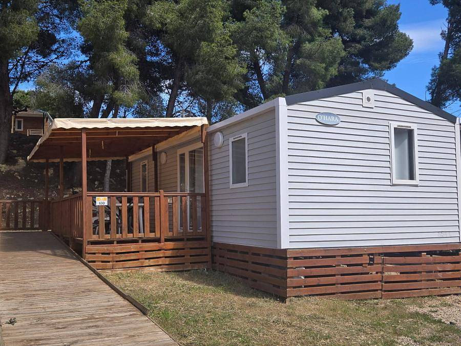 Camping Lou Souleï - Mobile home 4 persons - Mobile-home Pmr | Comfort | 2 Bedrooms | 4 Pers | Raised terrace | Air conditioning | Tv in Carry-le-Rouet, Istres region