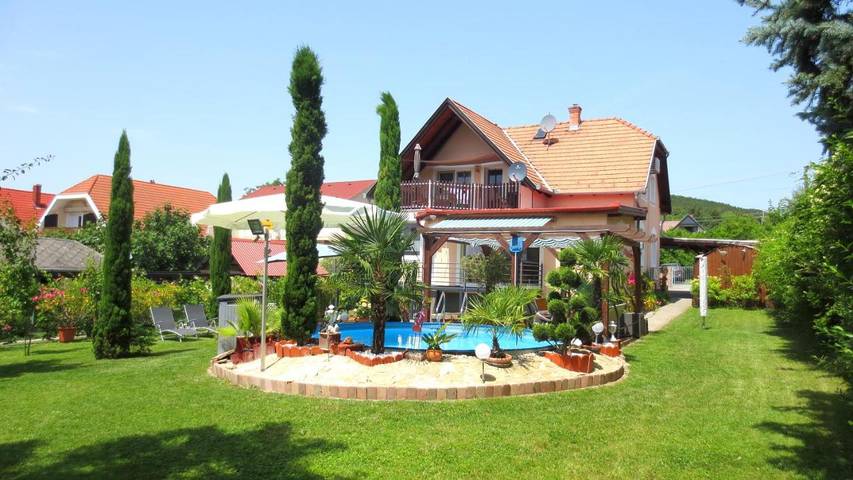 Ferienwohnung für 4 Personen, mit Balkon und Terrasse sowie Garten und Pool in Vonyarcvashegy