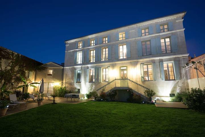 Location de vacances pour 11 personnes, avec Jacuzzi et Terrasse ainsi que Jardin et Sauna à Pont-l'Abbé-d'Arnoult