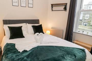 Log Cabin for 2 People in Barmouth, Gwynedd, Photo 1