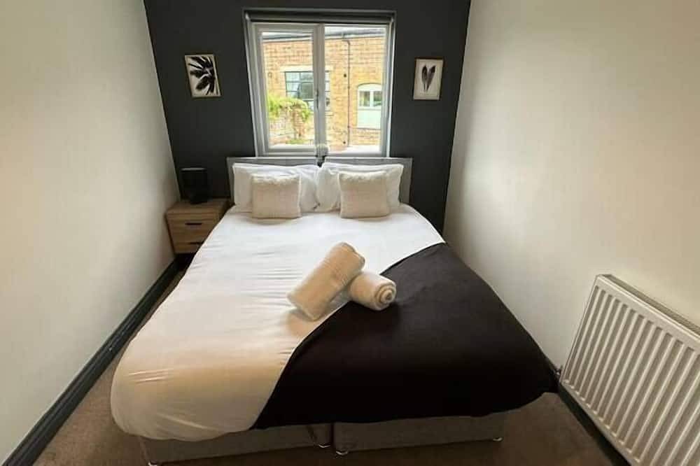 Hosta & Hosta A - Cotswold's 9 Bedroom Cosy Home with Pool Table and Canal Walks in Stroud, Gloucestershire