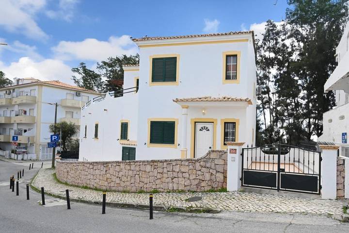 Villa voor 10 personen, with Balkon and Terras as well as Tuin in Praia da Oura
