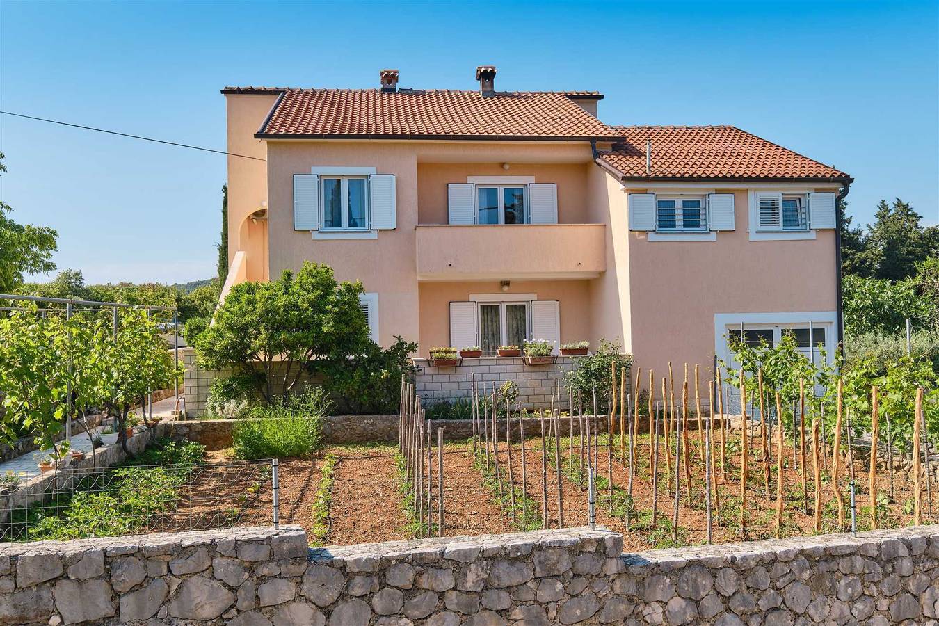 Ganze Wohnung, Apartment mit 2 Schlafzimmern und Platz für 5 Personen mit privatem Parkplatz in Nerezine, Lošinj
