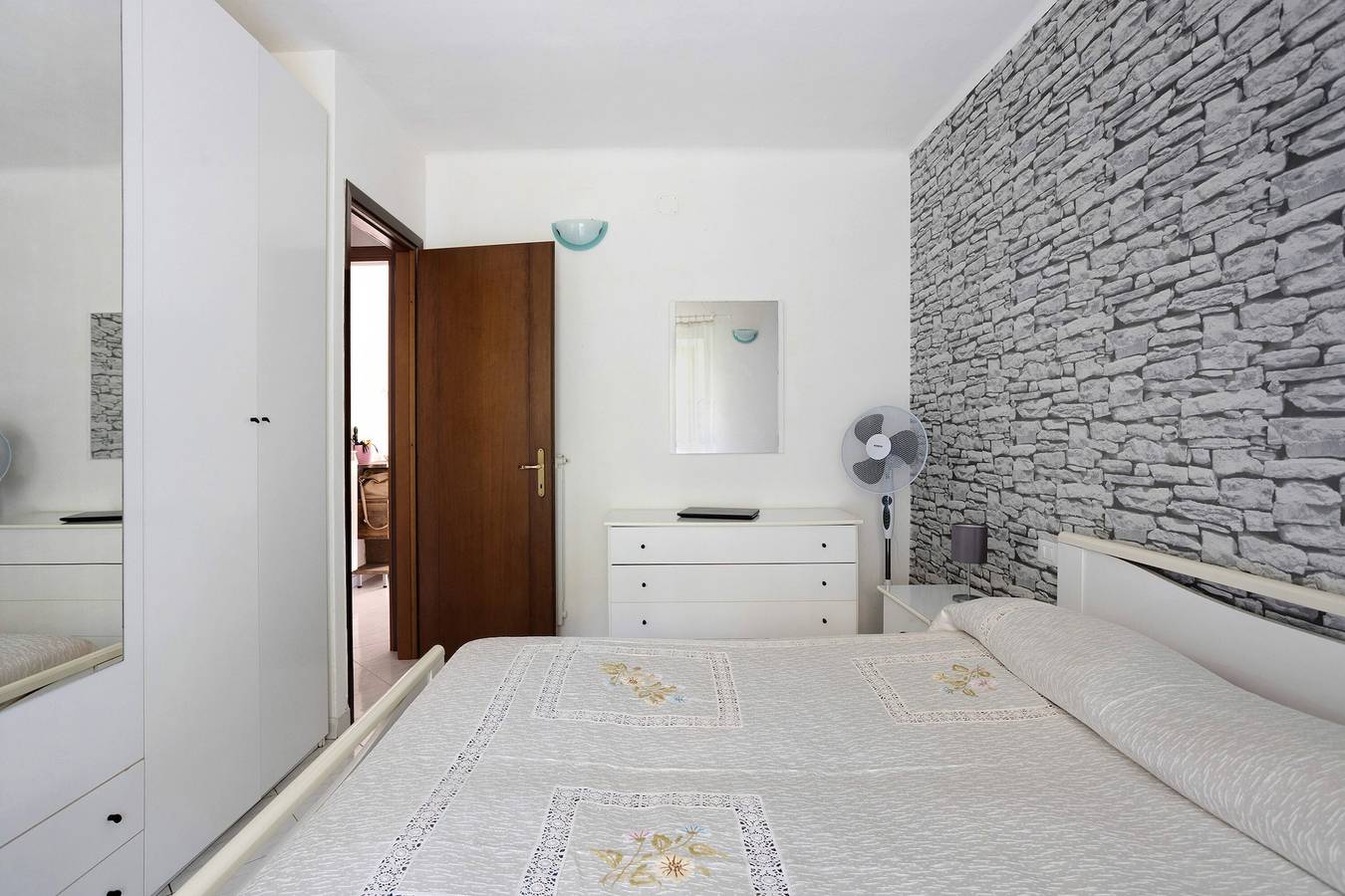 Entire apartment, Apartment 'Da Ercolino' with Sea View, Balcony and Wi-Fi in Pitelli, La Spezia