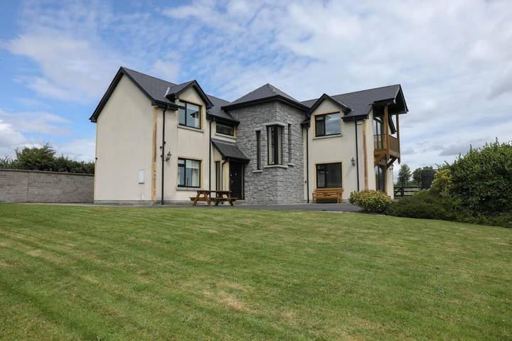 Bed and breakfast for 6 people, with Terrace and Garden as well as View in Dundalk