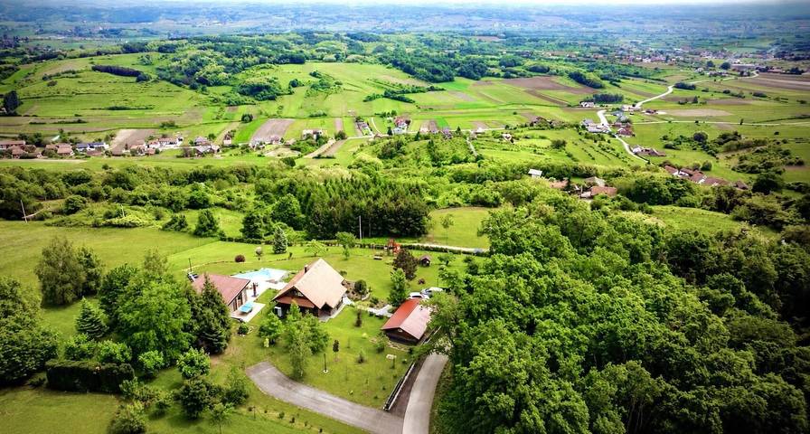 Privates Holzferienhaus mit Sauna und Whirlpool nahe Zagreb in Zagreb und Umgebung