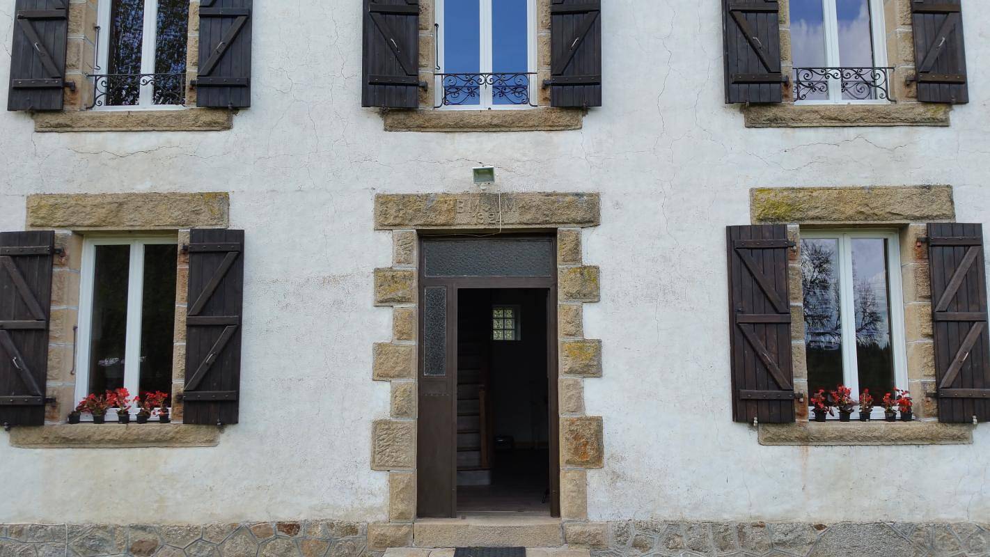 90m² Gite with Parking, TV, Pool & Garden near La Triouzoune in Ussel region