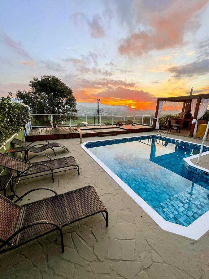 Casas e apartamentos de temporada para 10 pessoas, com piscina e vista e ainda jardim, com animais de estimação em Bom Jesus dos Perdões