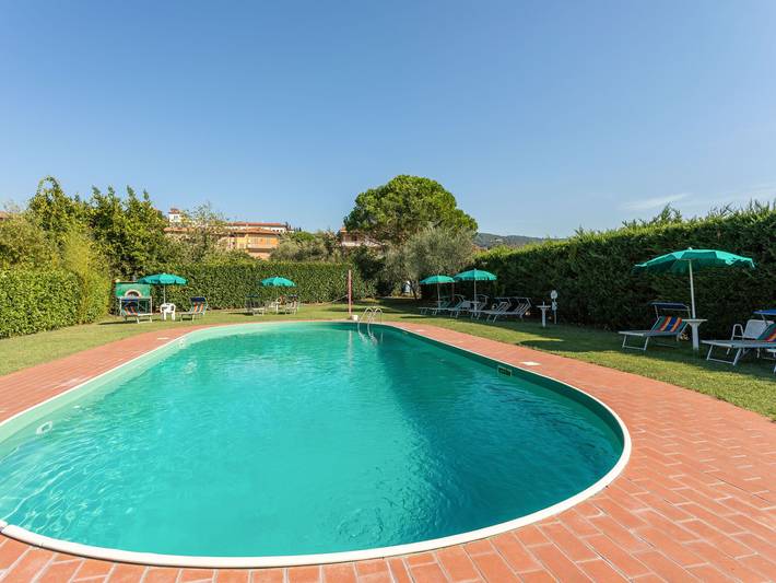 Apartamento de vacaciones para 5 personas, con terraza además de jardín y piscina, Familias con niños - 1