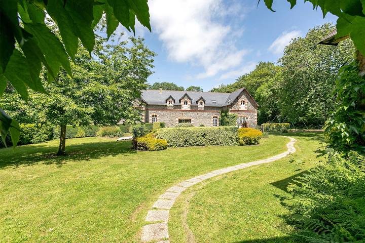 Location de vacances pour 15 personnes, avec jardin à Trédarzec