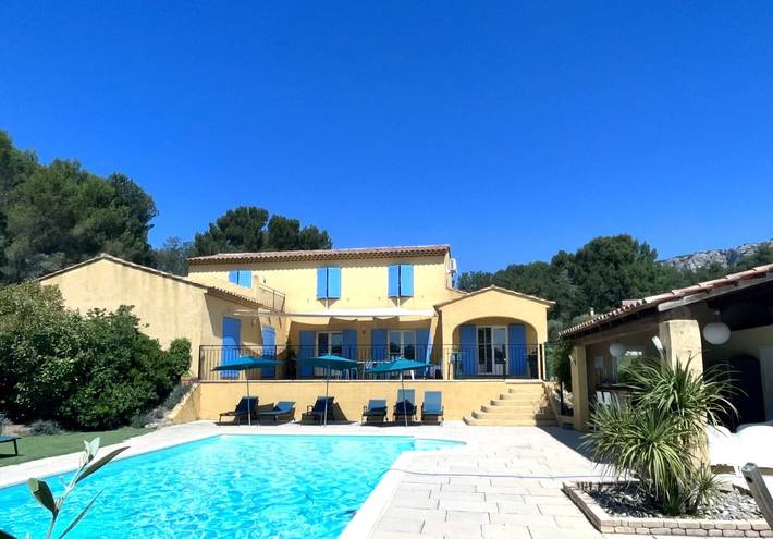 Location de vacances pour 12 personnes, avec jardin et bassin pour enfant, adapté aux familles à Mérindol