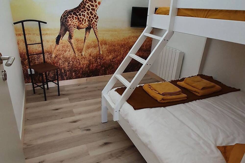 Casa para 12 con piscina climatizada y terraza al lado del río en La Flèche, cerca del zoo in La Flèche, Sarthe