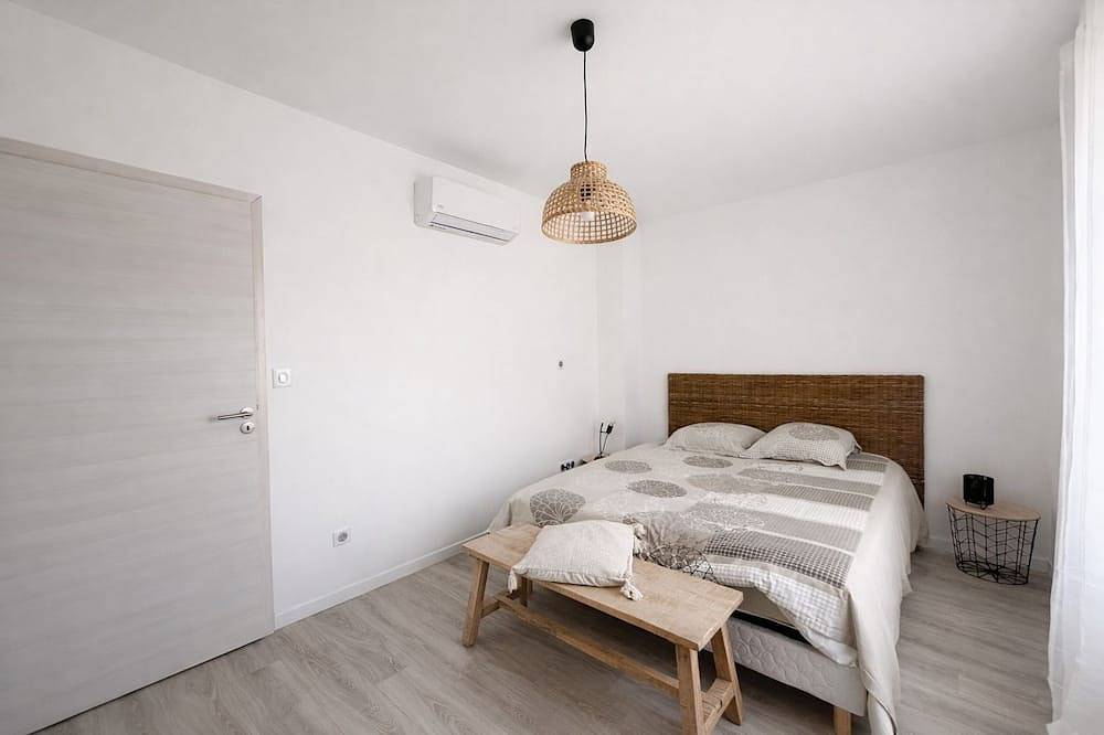Peaceful Haven With Swimming Pool And Large Garden Sleeps 7 in Marseille, Mittelmeerküste (Frankreich)