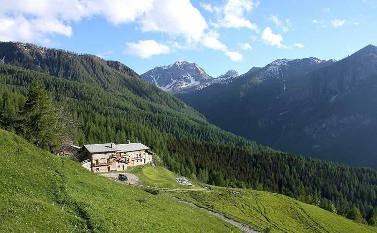 Chalet 'Civico 6 ' with Mountain View, Shared Garden and Wi-Fi in Marmora, Cuneo Province
