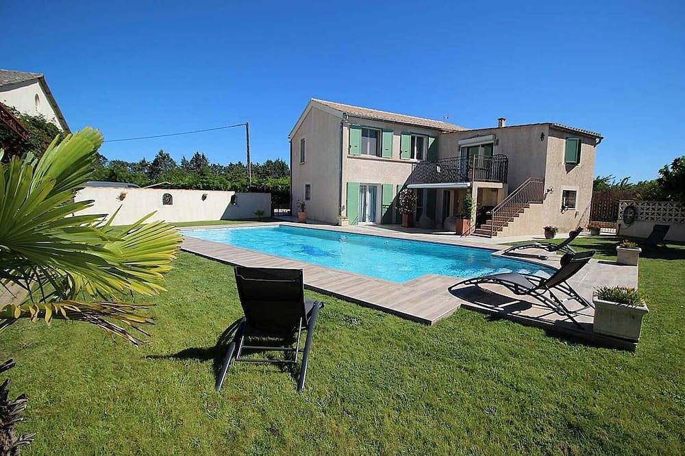 Near Nîmes, spacious villa with A/C, nice swimming pool, pets allowed (1). in Garons, Nimes region