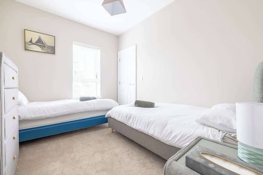Spacious 4Br (Contractors Welcome-Parking-Wifi) in Strangford Lough