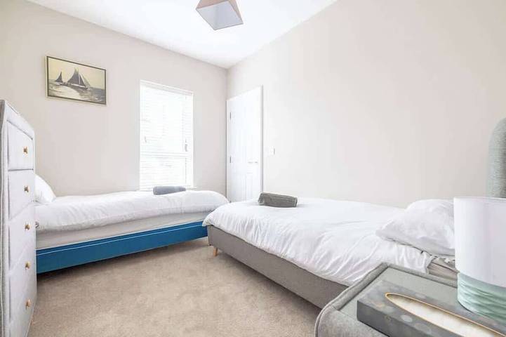 Spacious 4Br (Contractors Welcome-Parking-WIFI) in Strangford Lough