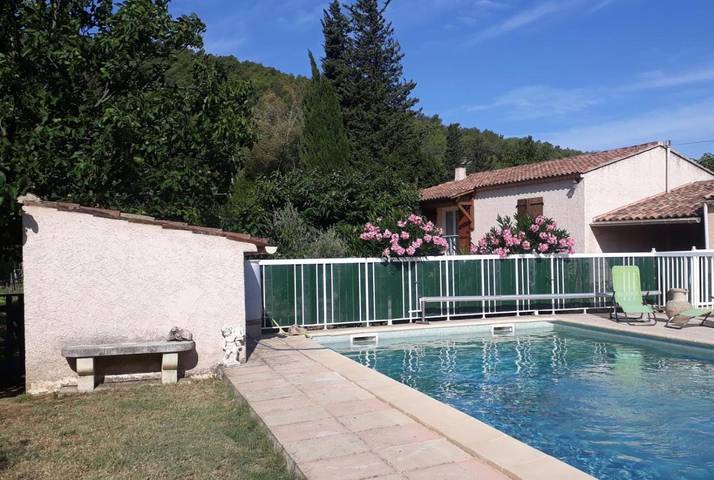 Maison de vacances pour 3 personnes, avec Terrasse ainsi que Jardin et Piscine